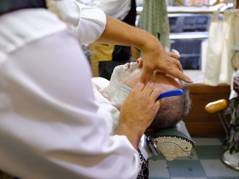 Tradisjonell barbering med rett kniv