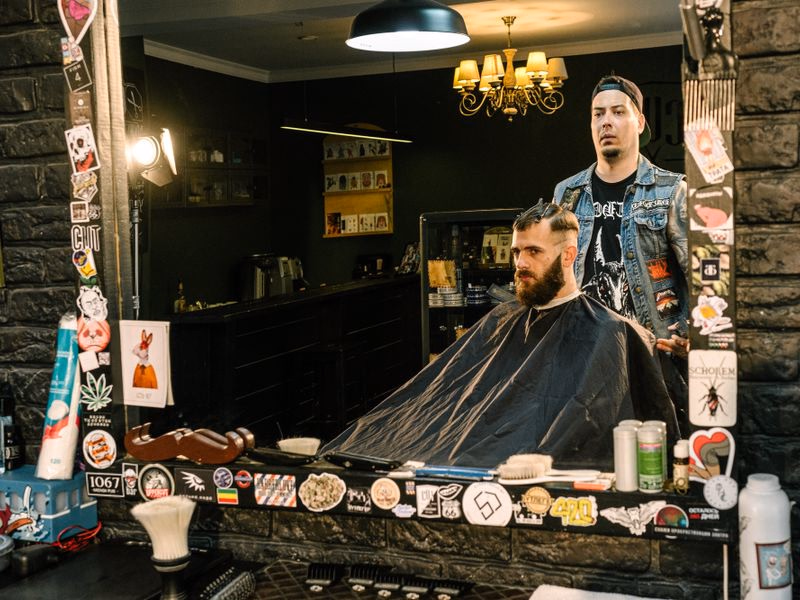 Barbershopstol foran speil