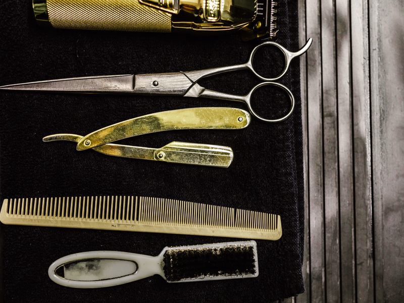 Klassisk barberutstyr på rekke