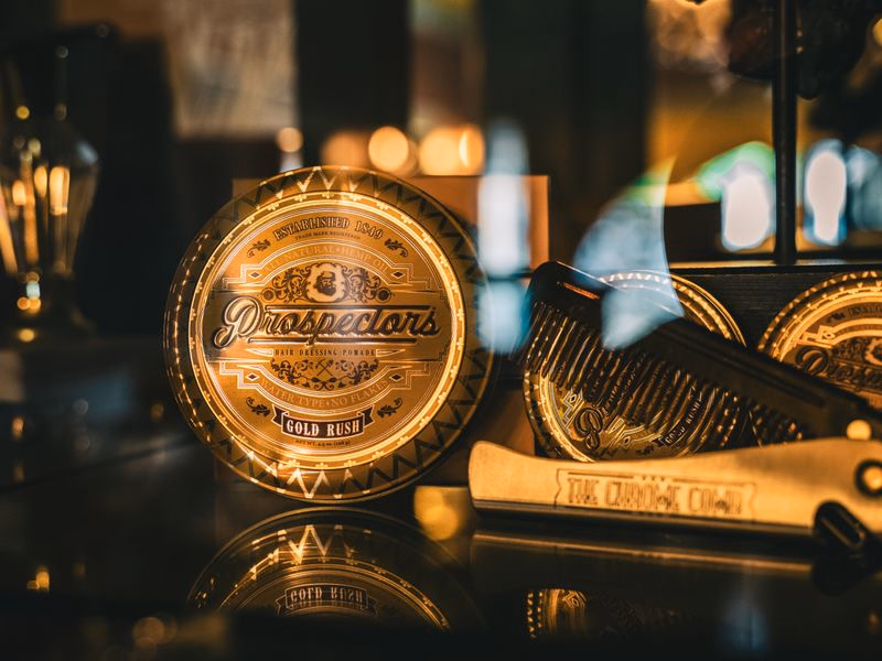 Pomade og kam på display
